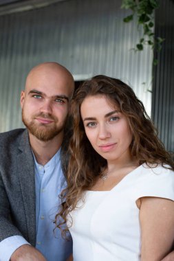 Restoranda evlenmiş mutlu beyaz bir çiftin portresi.