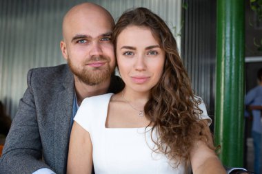 Restoranda evlenmiş mutlu beyaz bir çiftin portresi.