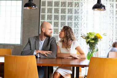 Genç Avrupalı evli çift restoranda oturuyor.