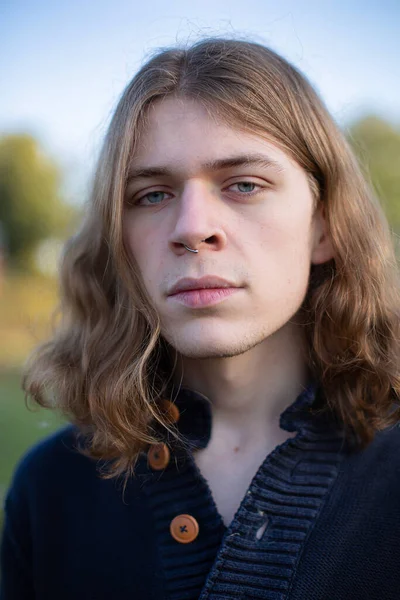 Белый Европейский Молодой Человек Портретом Блондинки — стоковое фото