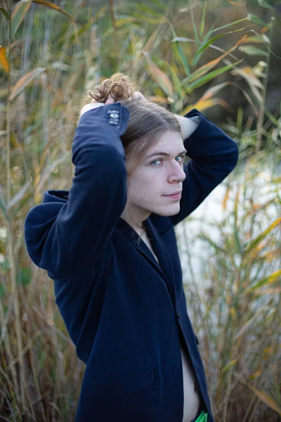 Blanke Man Met Lang Haar Donkere Kleren Met Meer Achter — Stockfoto