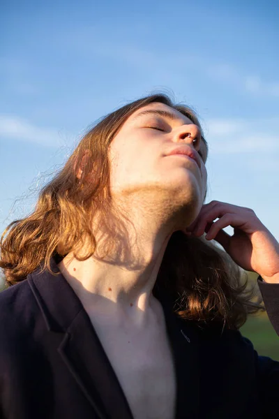 Joven Hombre Blanco Europeo Con Pelo Largo Con Cielo Detrás —  Fotos de Stock