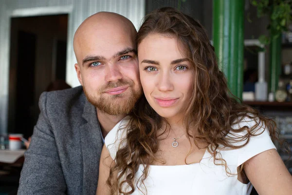 Retrato Jovem Casal Branco Feliz Restaurante — Fotografia de Stock