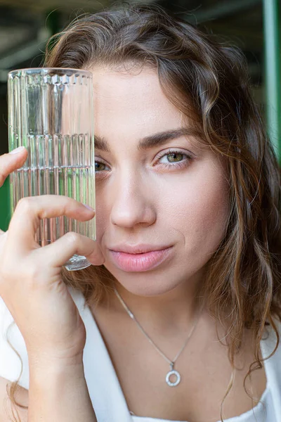 Fille Européenne Blanche Avec Verre Près Portrait Visage — Photo