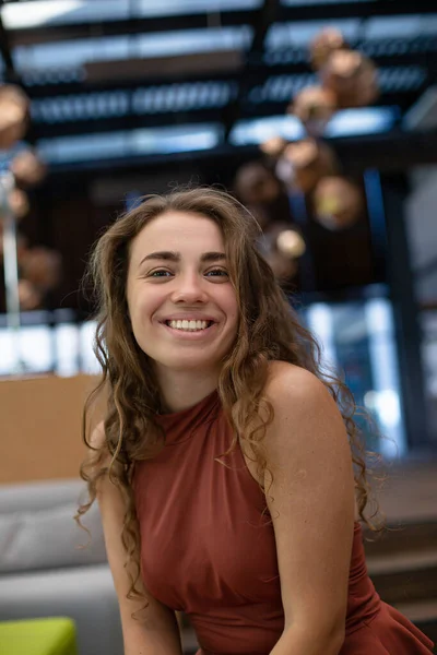 Bianco Giovane Donna Europea Sorridente Nel Ristorante — Foto Stock