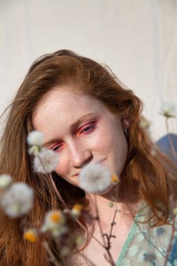 Koyu renk saçlı beyaz Avrupalı genç kız