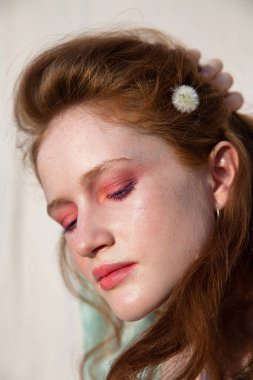 Siyah saçlı, gözleri kapalı Avrupalı beyaz bir kız.