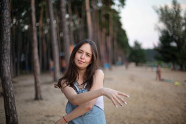 Büyük dudaklı, arkasında plaj olan beyaz Avrupalı genç kız.