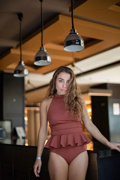 Mujer Joven Europea Traje Baño Pie Restaurante — Foto de Stock