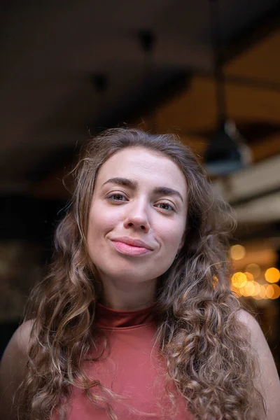 Koyu Kıvırcık Saçlı Gülümseyen Avrupalı Genç Kadın — Stok fotoğraf