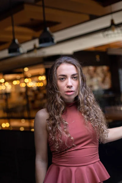 Restoranda Siyah Kıvırcık Saçlı Avrupalı Bir Kız — Stok fotoğraf
