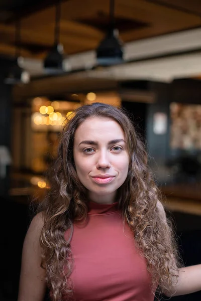 Restoranda Siyah Kıvırcık Saçlı Avrupalı Bir Kız — Stok fotoğraf
