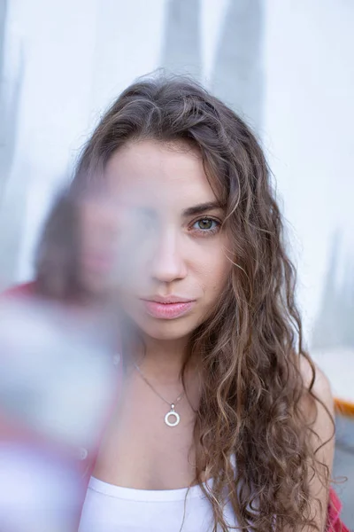 Retrato Una Joven Europea Con Pelo Rizado Con Pared Detrás —  Fotos de Stock