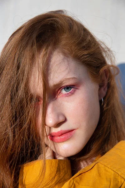 Serious Portrait Girl Bright Makeup Wall — Stock Photo, Image