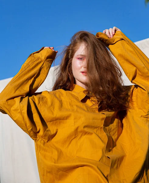 Menina Branca Com Maquiagem Brilhante Com Céu Azul Claro Atrás — Fotografia de Stock