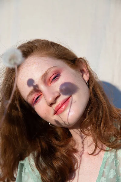 Sorrindo Europeu Jovem Menina Branca Com Retrato Cabelo Escuro — Fotografia de Stock
