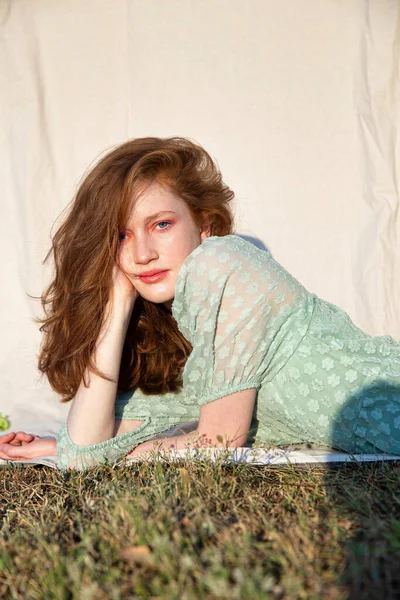 Fiatal Fehér Lány Zöld Ruhában Zöld Füvön Vörös Hajjal — Stock Fotó