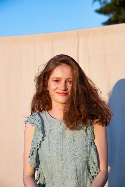 Leende Europeisk Ung Kvinna Med Ljus Makeup Med Rött Hår — Stockfoto