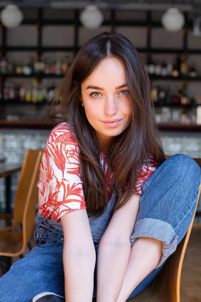 Siedząc Biały Europejczyk Młoda Dziewczyna Dużymi Ustami Restauracją — Zdjęcie stockowe