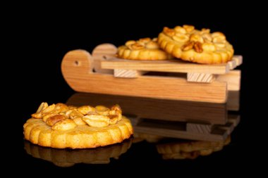 Siyah camlı ahşap kızaklı fıstıklı üç lezzetli kurabiye grubu.