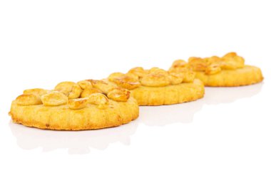 Fıstıklı ve beyaz arka planda köşegenli üç lezzetli kurabiye grubu.