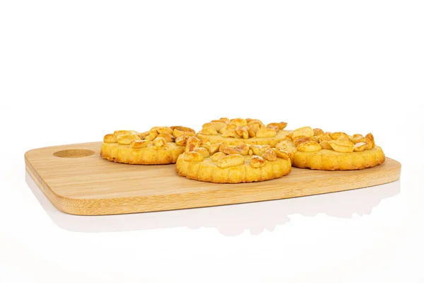 白を基調とした竹のまな板にピーナッツと4つの全体おいしいクッキーのグループ — ストック写真