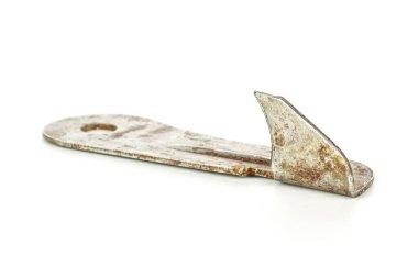 Paslı bir konserve açacağı beyaz arka planda izole edilmiş.