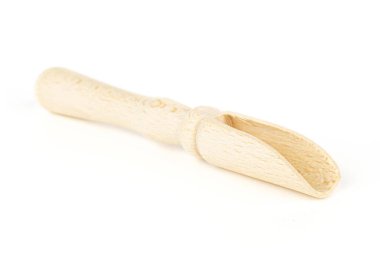 Beyaz arkaplanda izole ahşap kepçe