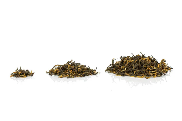 Suche Liście Czarnej Herbaty Trzech Grupach Izolowanych Białym Tle — Zdjęcie stockowe