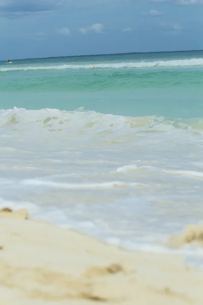 De fortes vagues arrivent à la plage — Photo