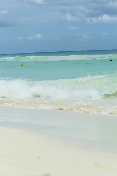 Ondas fortes chegam à praia — Fotografia de Stock