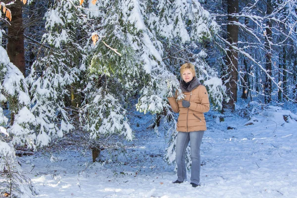 A woman walking alone in the forest — Stock Photo, Image