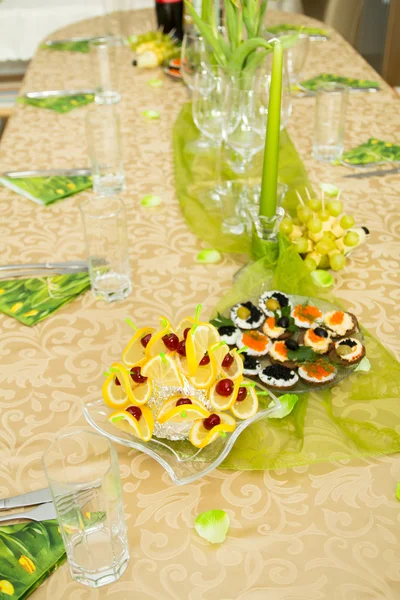 A large table is pre-decorated — Stock Photo, Image