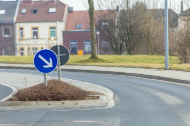 Yol işaretleri bize eşlik