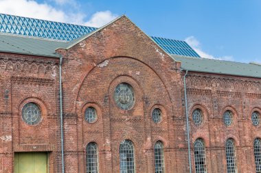 eski bir bina terk edilmiş duruyor 