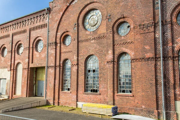 An old building stands abandoned — Stock Photo, Image