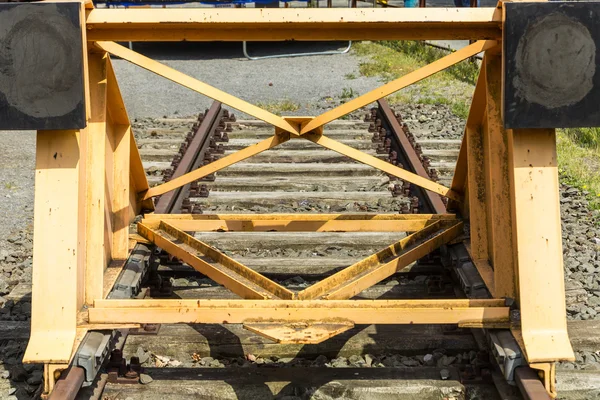 Ein alter Zug auf stillgelegten Gleisen — Stockfoto