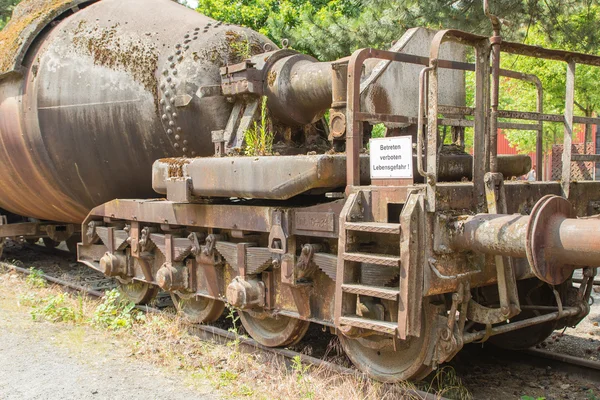 एक अव्यवस्थित ट्रैक पर एक पुरानी ट्रेन — स्टॉक फ़ोटो, इमेज