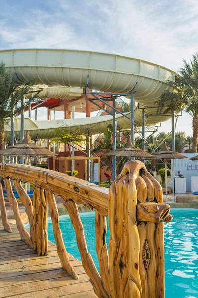 Ponte de madeira sobre piscina — Fotografia de Stock