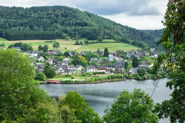 Schöne landschaftliche Aussichten rund um den Rursee — Stockfoto