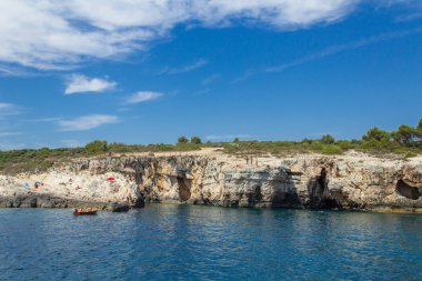Güneş, deniz, mavi gökyüzü, hava çok güzel - bir bayramdır.