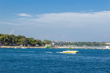 Güneş, deniz, mavi gökyüzü, hava çok güzel - bir bayramdır.