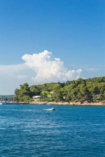 El sol, el mar, el cielo azul, el tiempo agradable son unas vacaciones . — Foto de Stock