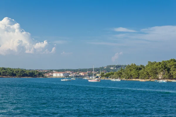 O sol, o mar, o céu azul, o tempo agradável são umas férias . — Fotografia de Stock