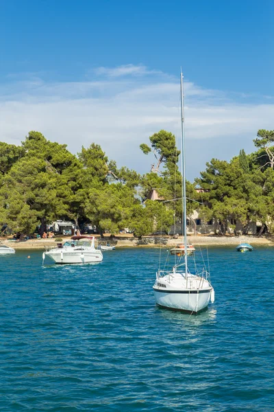 El sol, el mar, el cielo azul, el tiempo agradable son unas vacaciones . — Foto de Stock