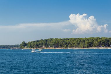 Güneş, deniz, mavi gökyüzü, hava çok güzel - bir bayramdır.