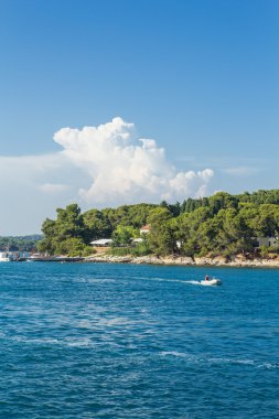 Güneş, deniz, mavi gökyüzü, hava çok güzel - bir bayramdır.