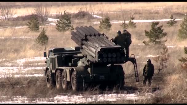 Panduan peluncur roket dipasang pada transportasi militer dengan tentara berseragam militer, kesiapan tempur — Stok Video