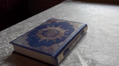 Müslümanların kutsal kitabı Kuran 'ın el yazısı masaya konur.