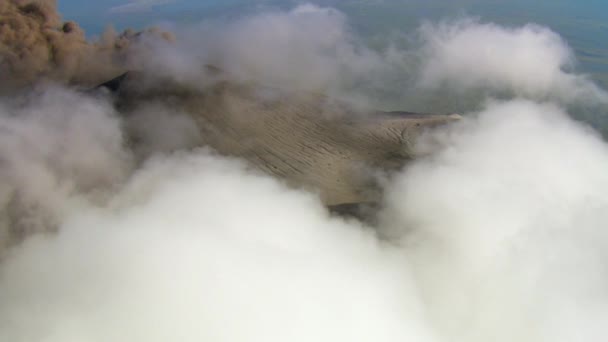 火山クレーターの空中ビューGunung Bromo山は活火山です インドネシア東ジャワ州で活火山煙を出すクレーター — ストック動画